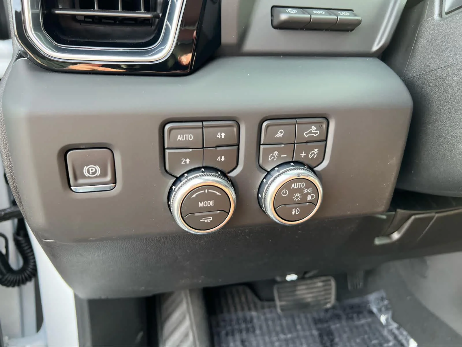 2026 GMC Sierra 3500HD Denali Ultimate - Photo 18