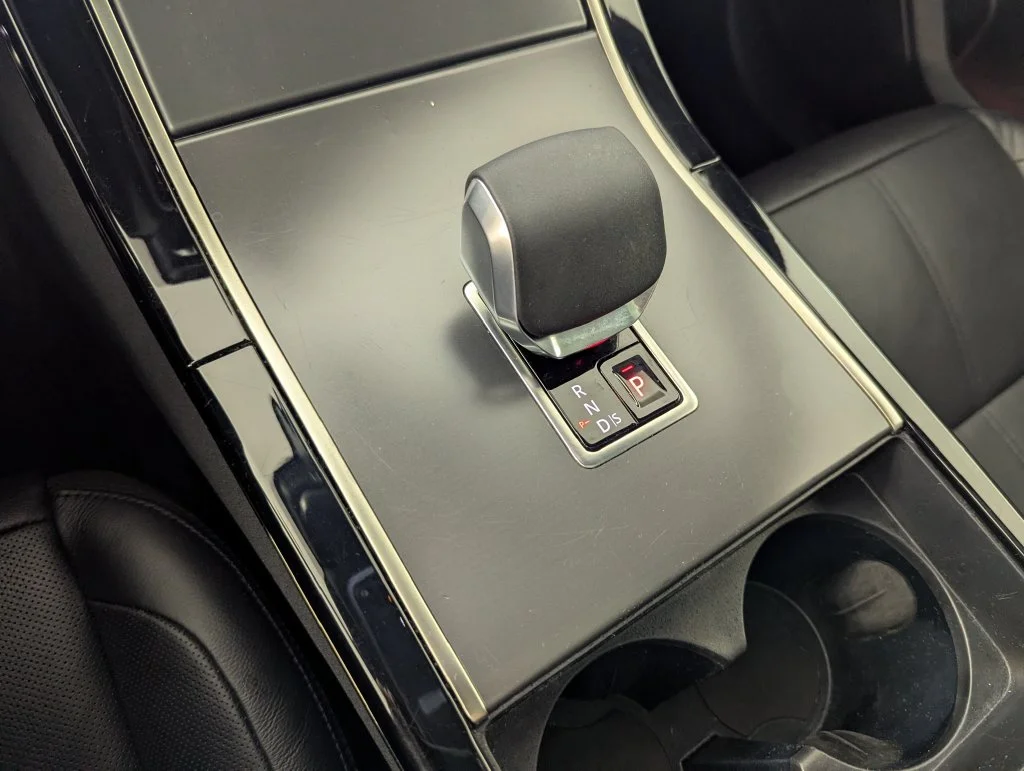 Used 2025 White Land Rover Dynamic SE image 8
