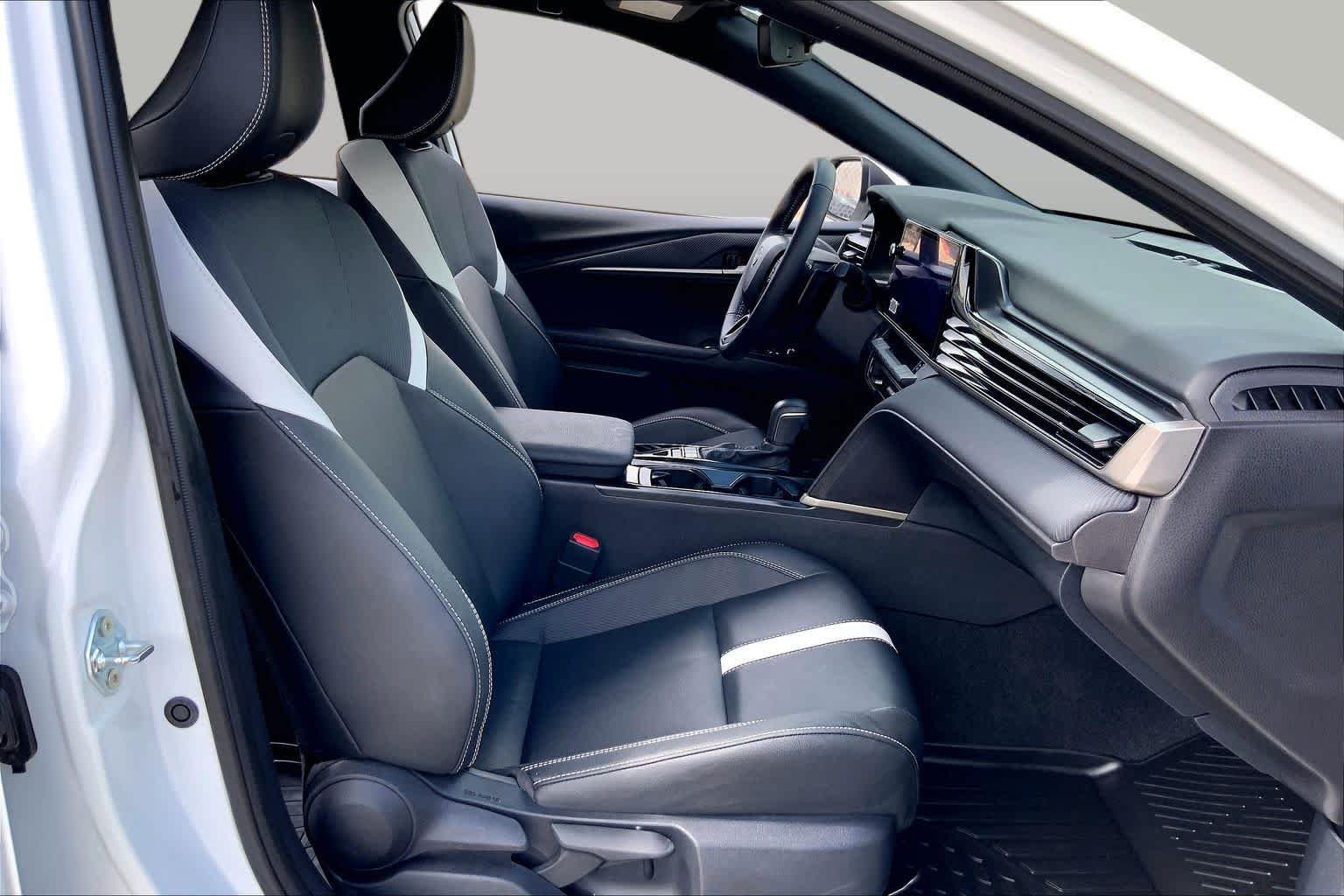 Used 2025 Ice Cap Toyota SE image 9
