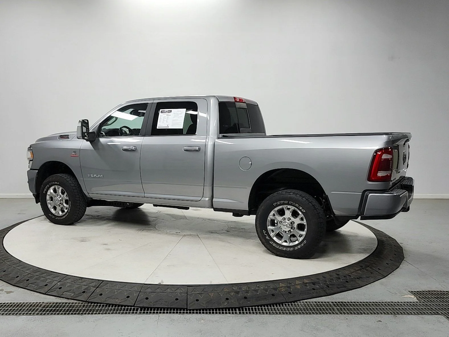 Used 2024 Silver Ram Laramie image 5