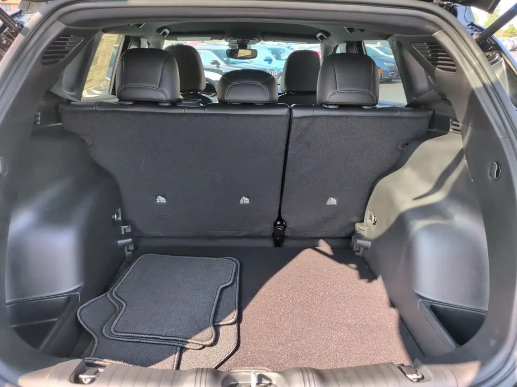 New 2026 Diamond Black Jeep Latitude image 8