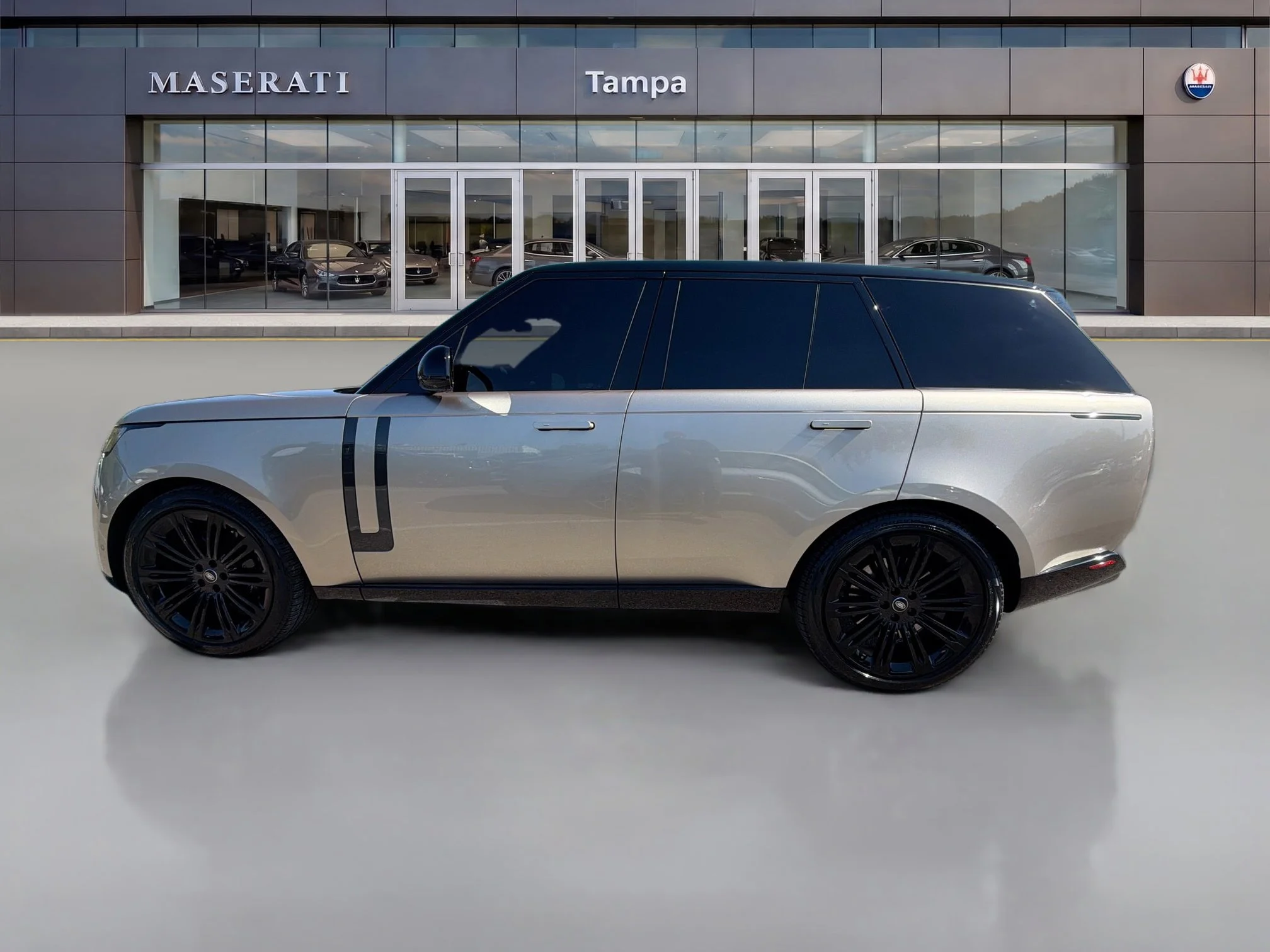 Used 2024 Sunset Gold SV Bespoke Ultra Metallic Satin Land Rover SE image 6