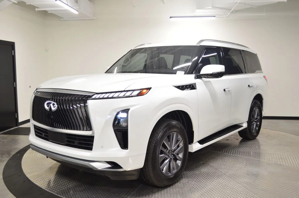 Certified Used 2025 White INFINITI PURE image 1