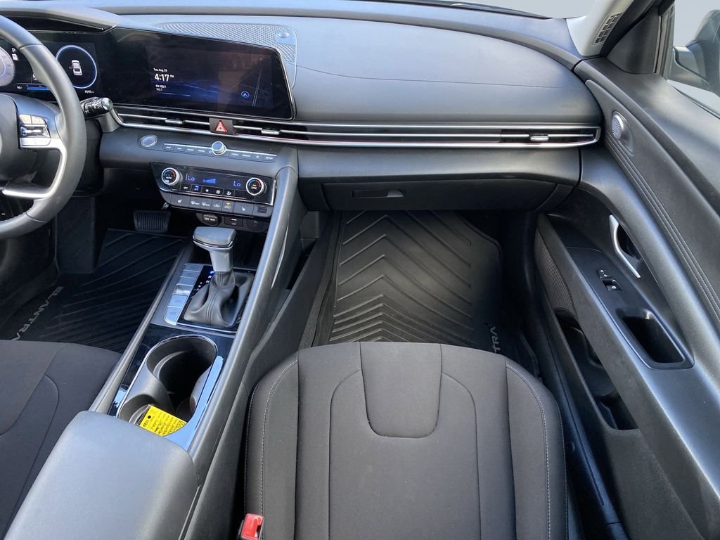 2025 Hyundai Elantra SEL - Photo 16