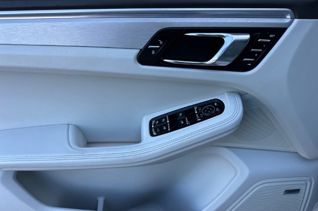 Used 2017  Porsche Turbo image 10