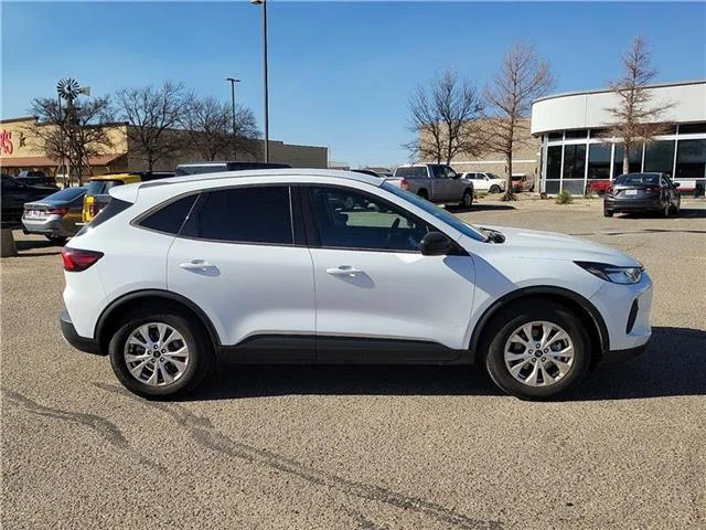 Used 2025 Oxford White Ford Active Front-Wheel Drive image 5