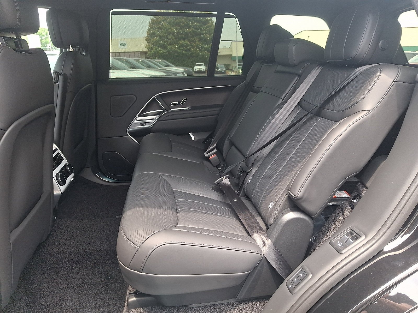 New 2026 Santorini Black Land Rover SE image 5