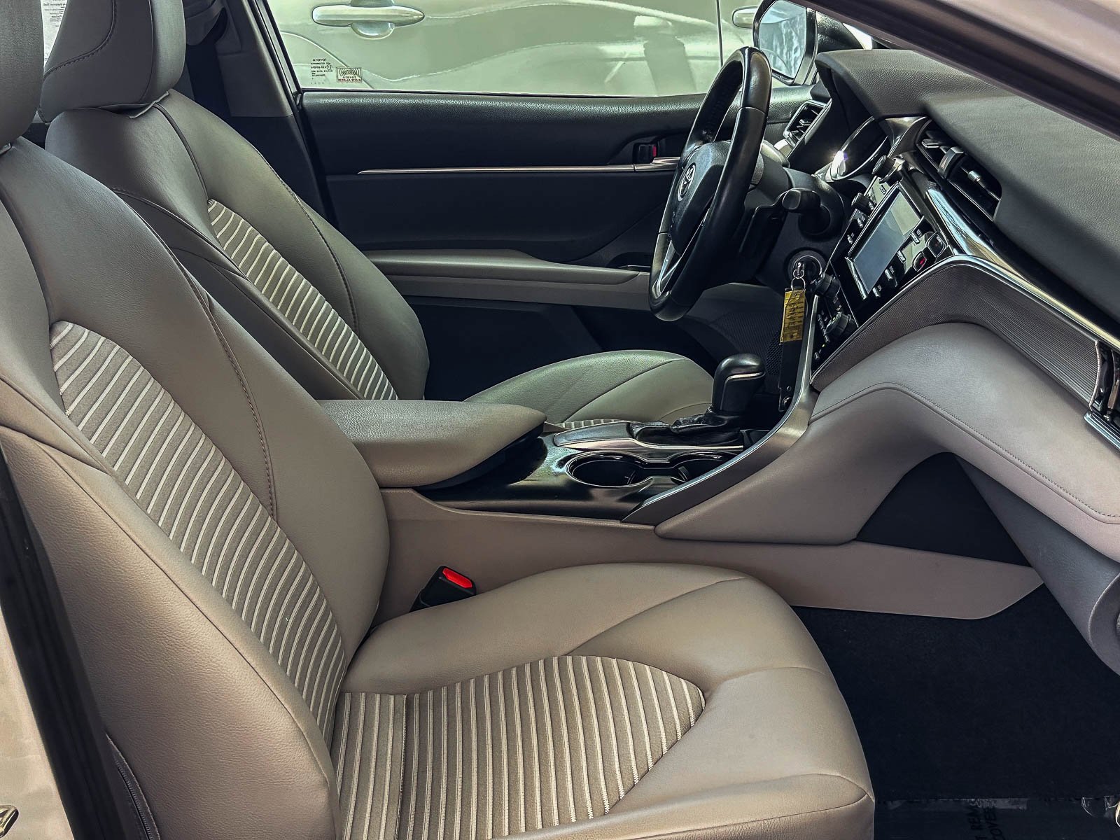 Used 2018 SUPER WHITE Toyota SE image 16