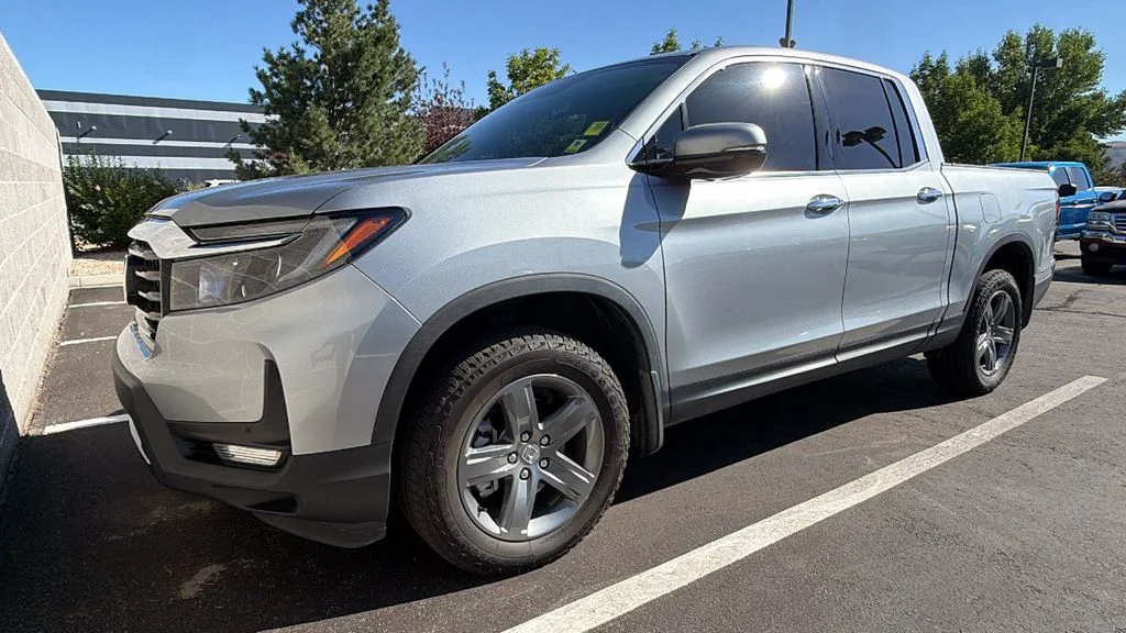 Certified Used 2023 Lunar Silver Metallic Honda AWD RTL-E image 4