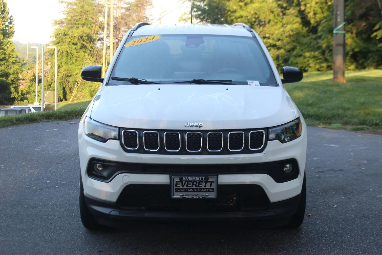 Used 2024 White Jeep Latitude image 2