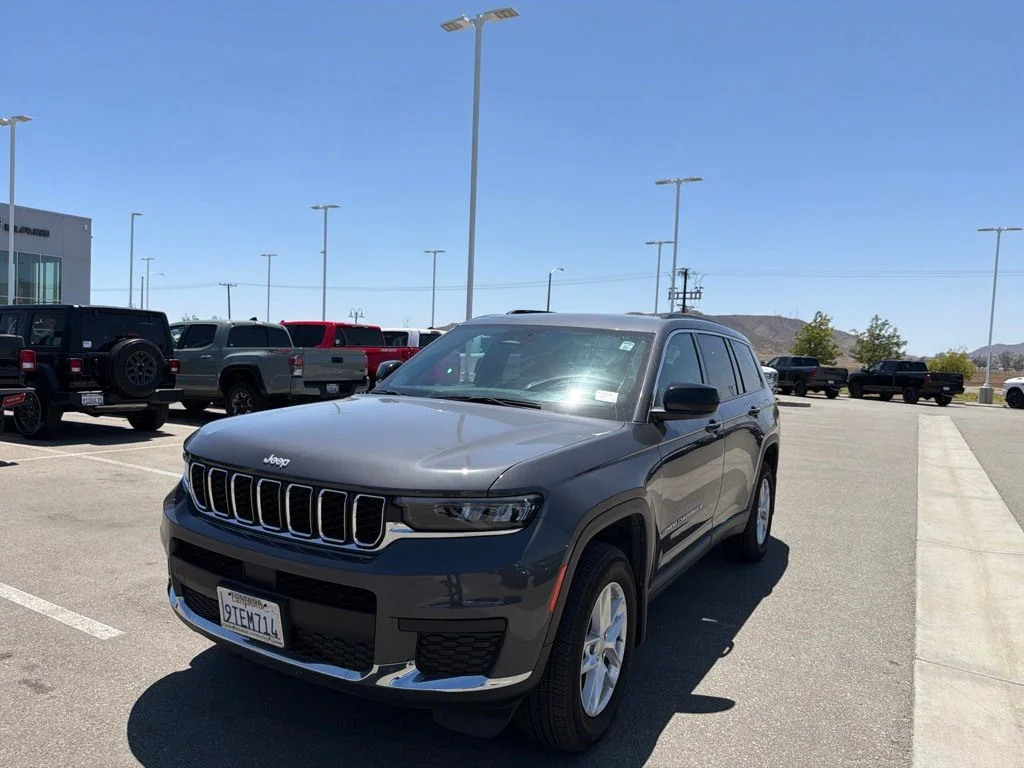Used 2025 Gray Jeep Laredo X image 3
