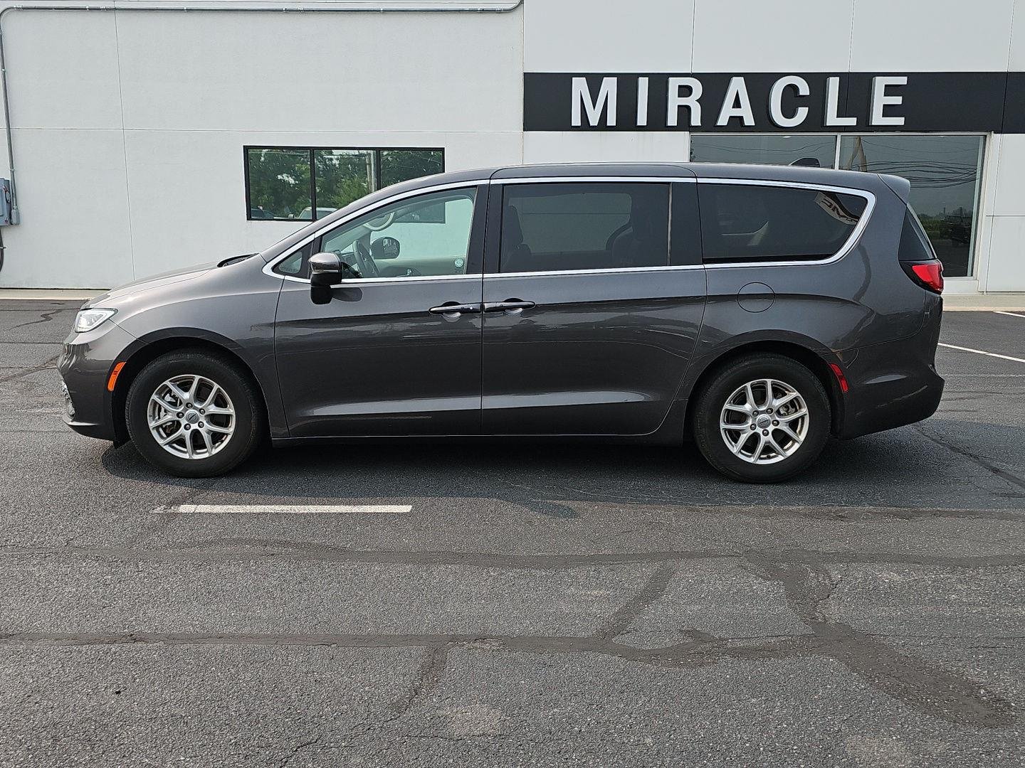 Used 2023 Granite Crystal Metallic Clearcoat Chrysler Touring L image 8