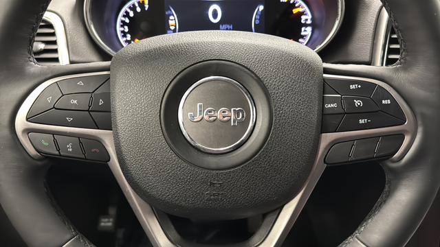 Used 2018 Bright White Clearcoat Jeep Altitude image 16