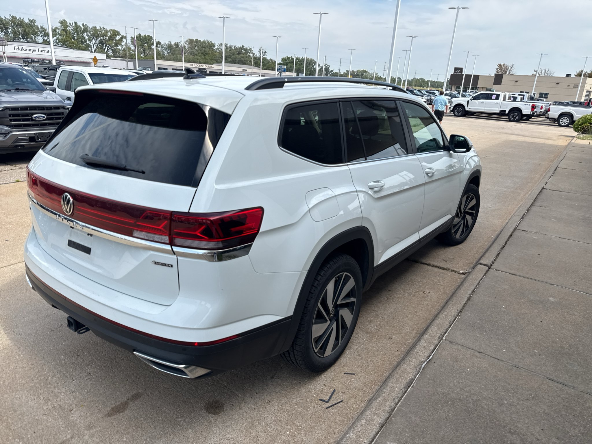 Used 2025 Pure White Volkswagen 2.0T SE w/Technology image 5