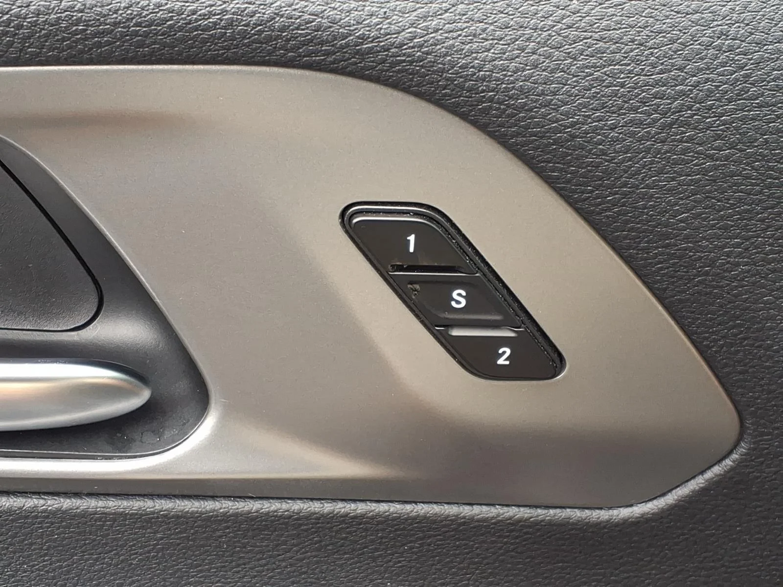 Used 2025 Diamond Black Crystal Pearlcoat Chrysler Select image 6
