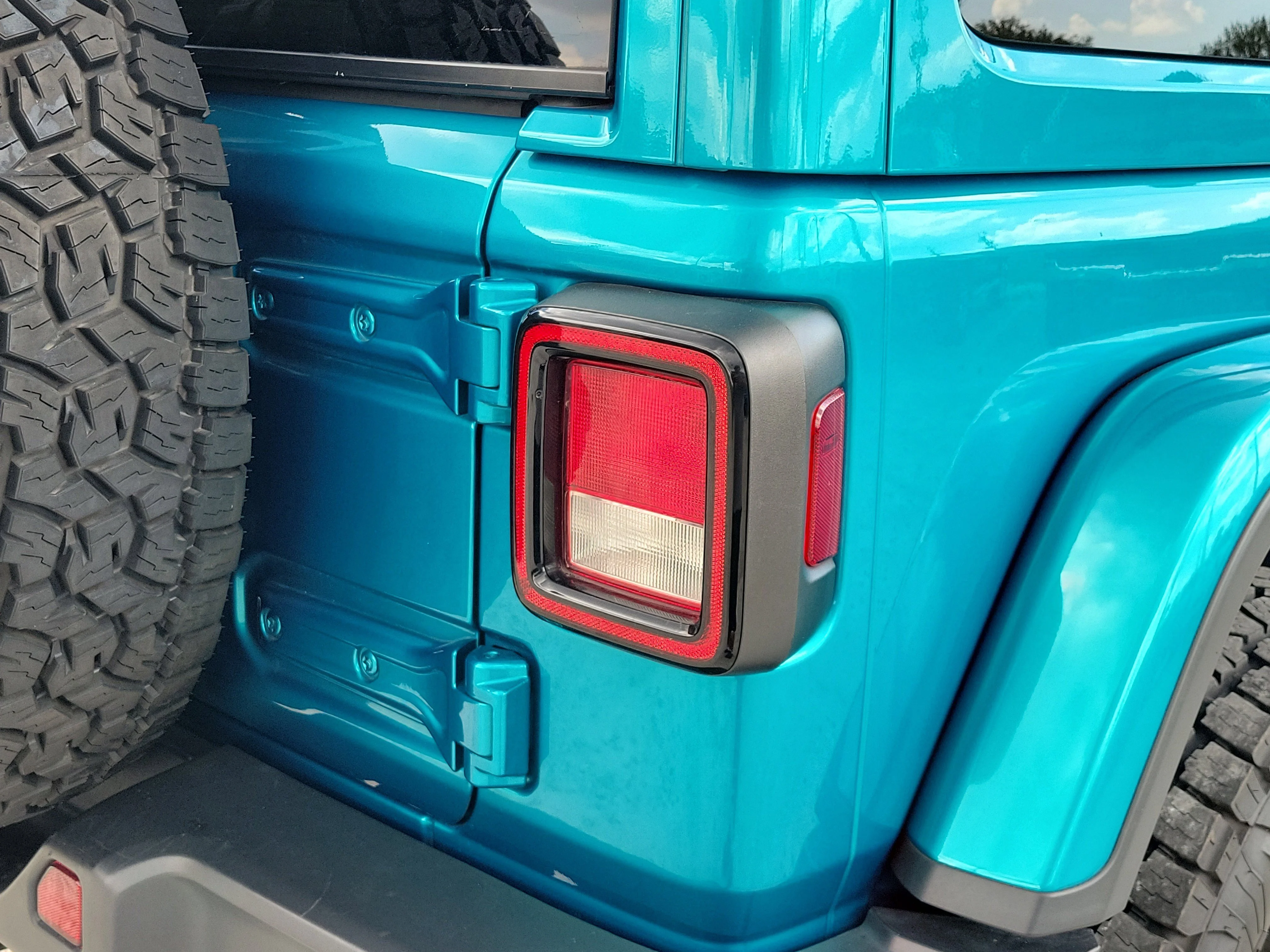 Used 2019 Bikini Pearlcoat Jeep Rubicon image 11