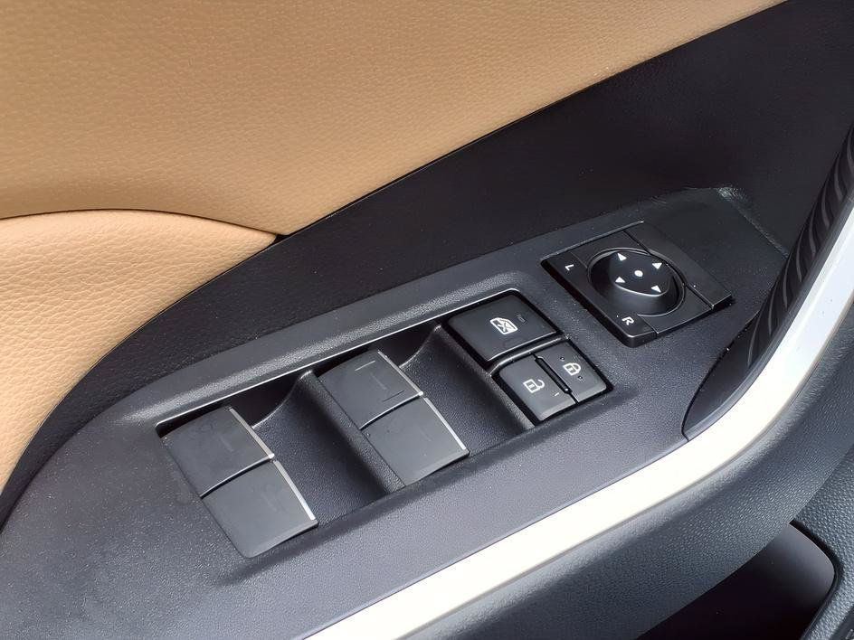 Used 2023 Ice Cap Toyota Hybrid XLE image 18