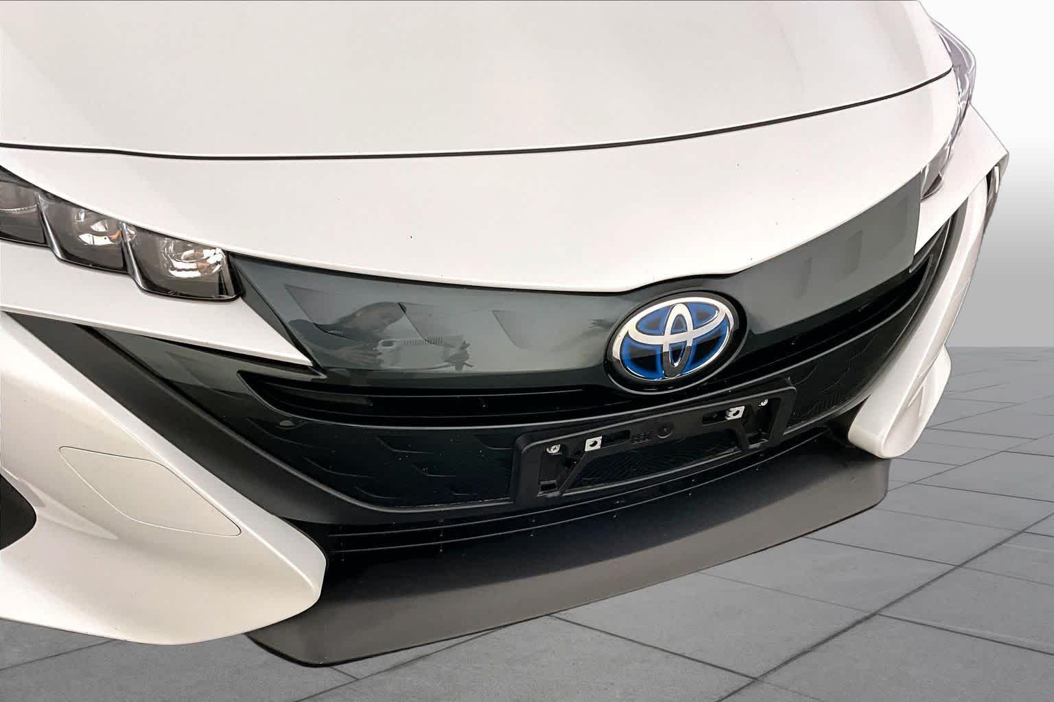 Used 2022 Wind Chill Pearl Toyota LE image 31