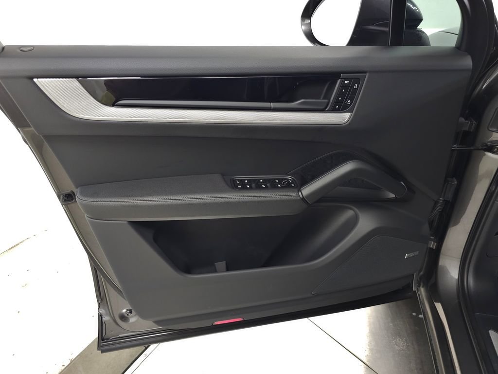 Used 2025  Porsche Base image 16