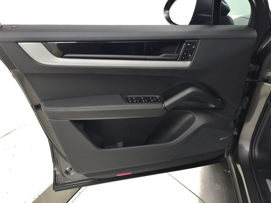 Used 2025  Porsche Base image 15