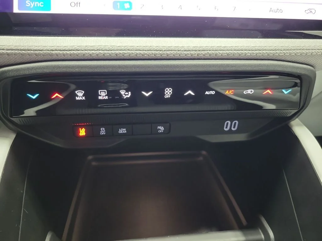 New 2026 Diamond Black Crystal Pearlcoat Jeep Laredo image 16