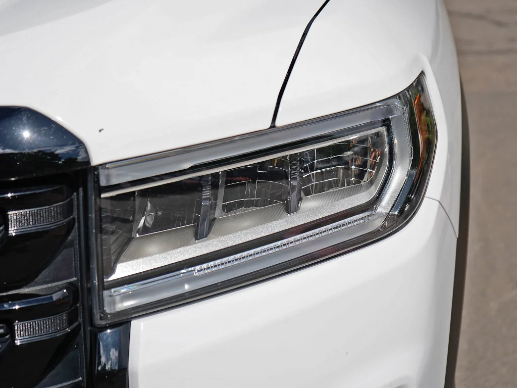 Used 2023 Summit White GMC SLE image 4