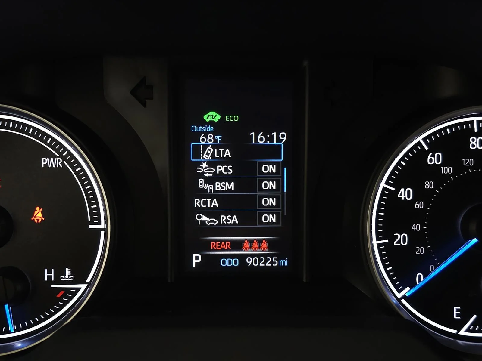 Used 2022 White Toyota LE image 22