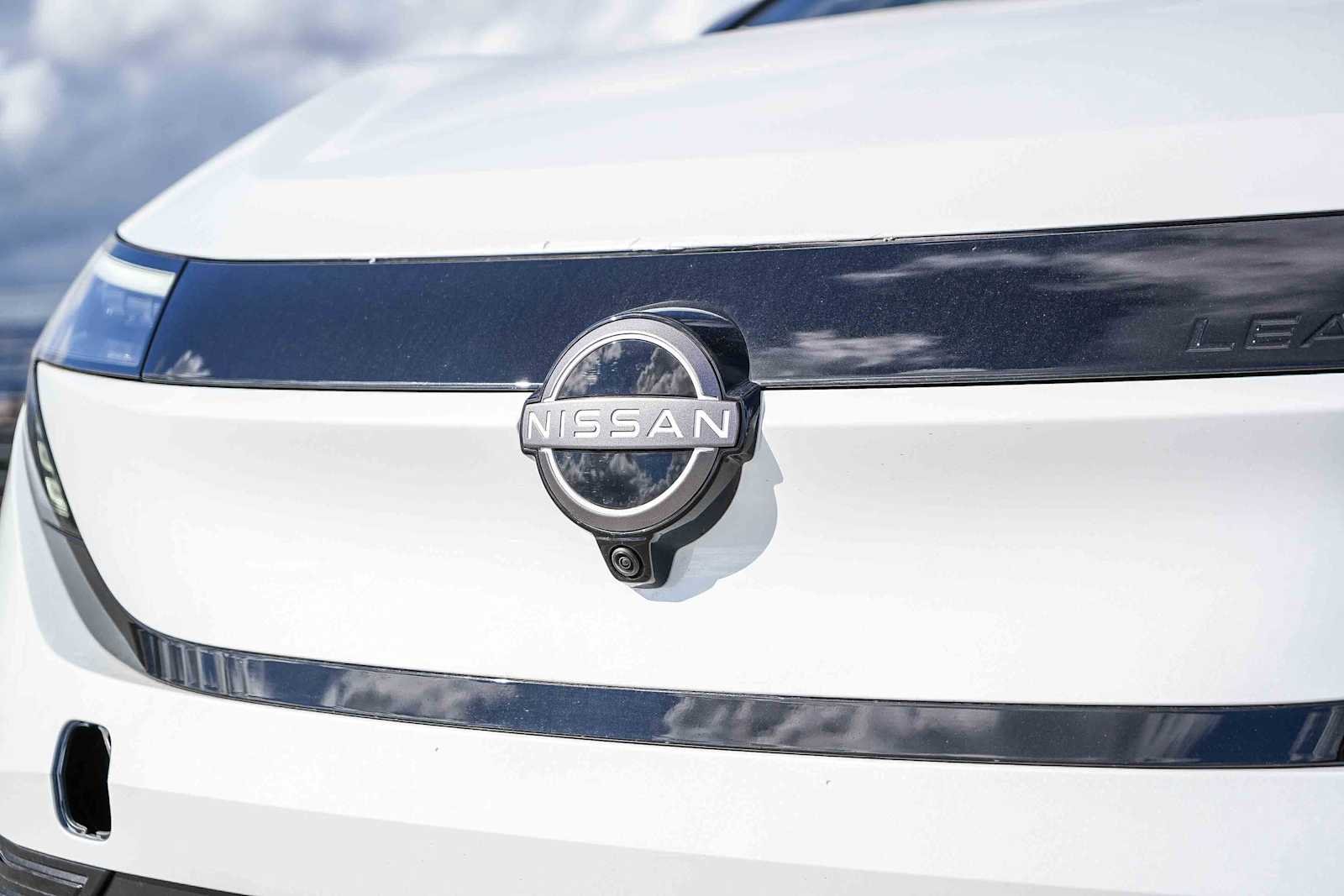 New 2026 Everest White Pearl TriCoat / Super Black Two-tone Nissan SV+ image 5