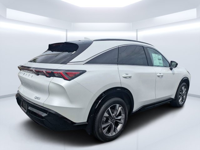 New 2027 RADIANT WHITE INFINITI Luxe AWD image 3