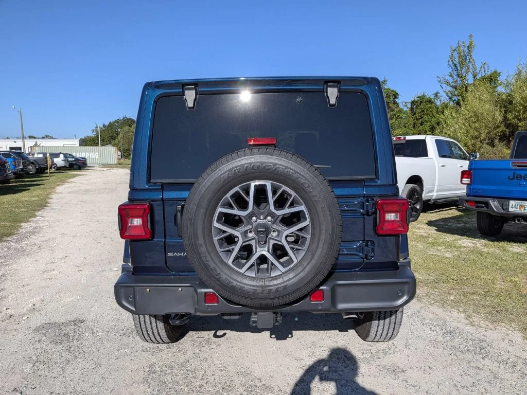Used 2025 Blue Jeep Sahara image 4