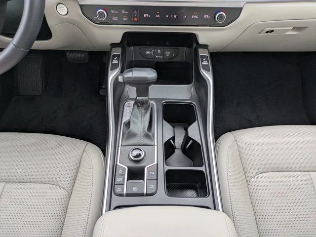 Used 2025 White Pearl Kia S image 18