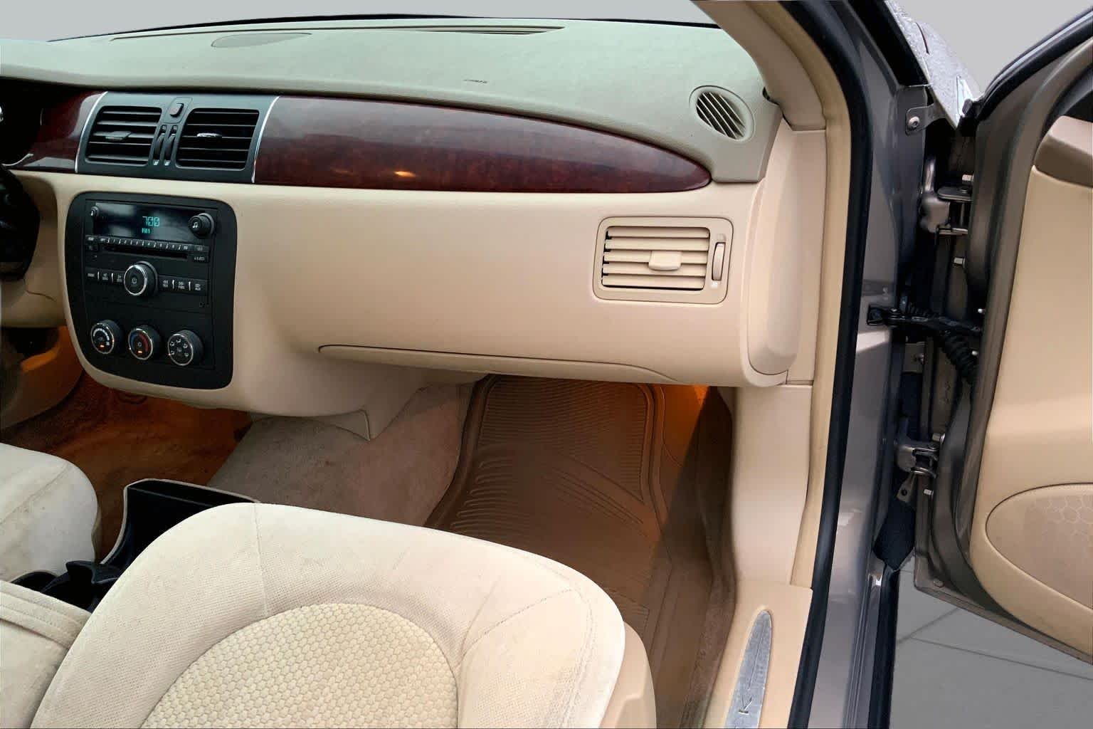 Used 2006 Sandstone Metallic Buick CX image 17