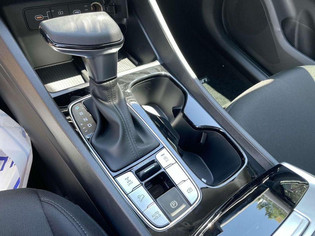New 2025 White Hyundai SEL AWD image 30