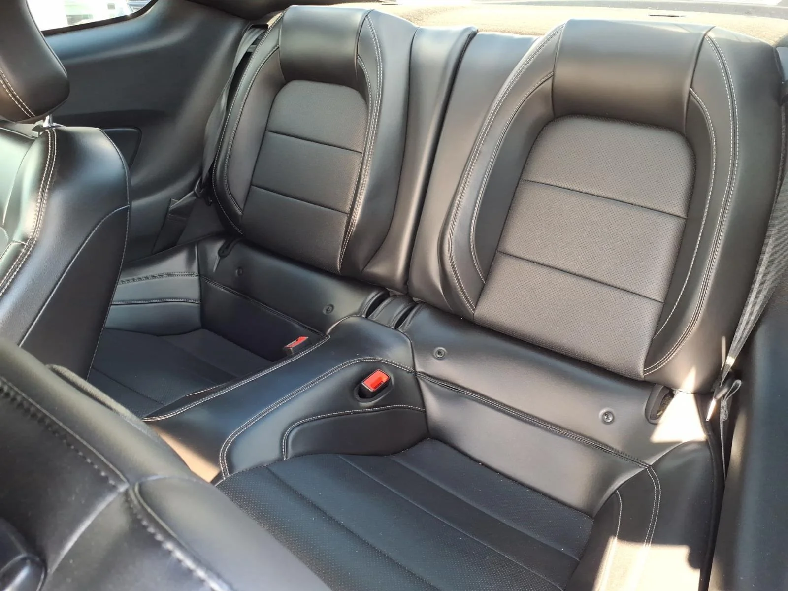 Used 2020 Magnetic Metallic Ford GT Premium image 22