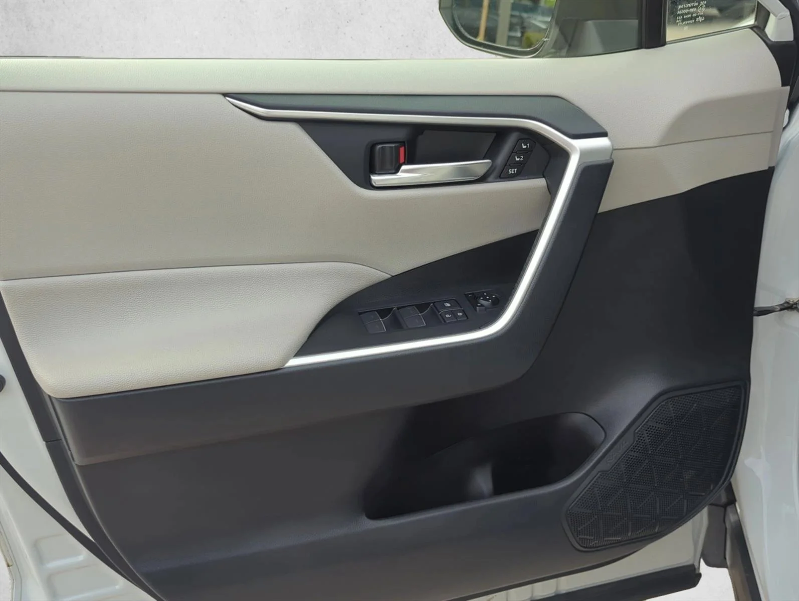 Used 2023 White Toyota Hybrid XLE Premium image 7