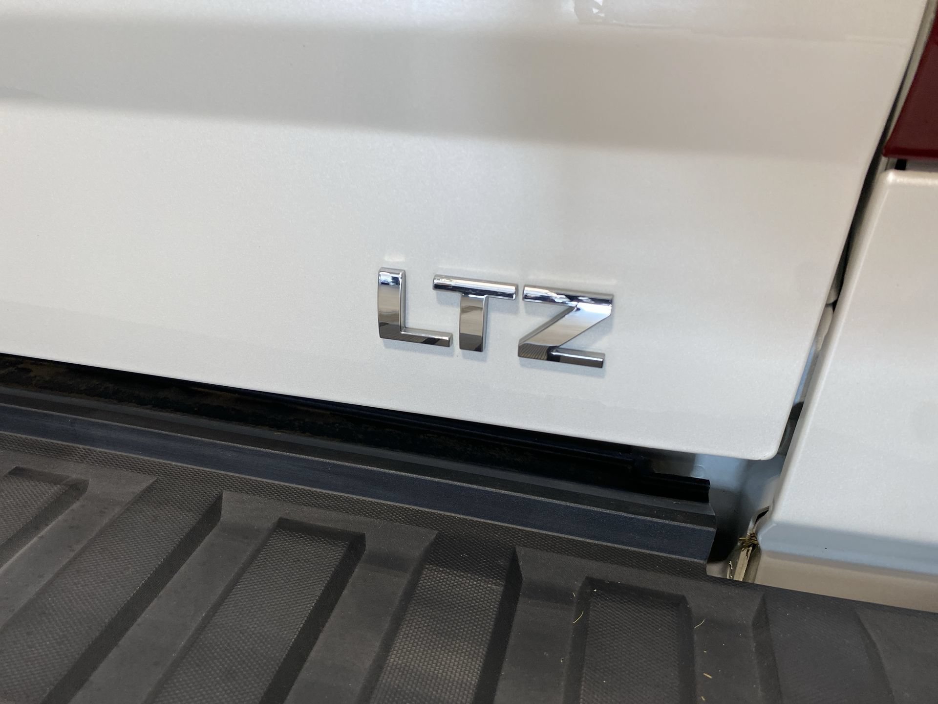 Used 2017 IRIDESCENT PEARL TRICOAT Chevrolet LTZ image 30