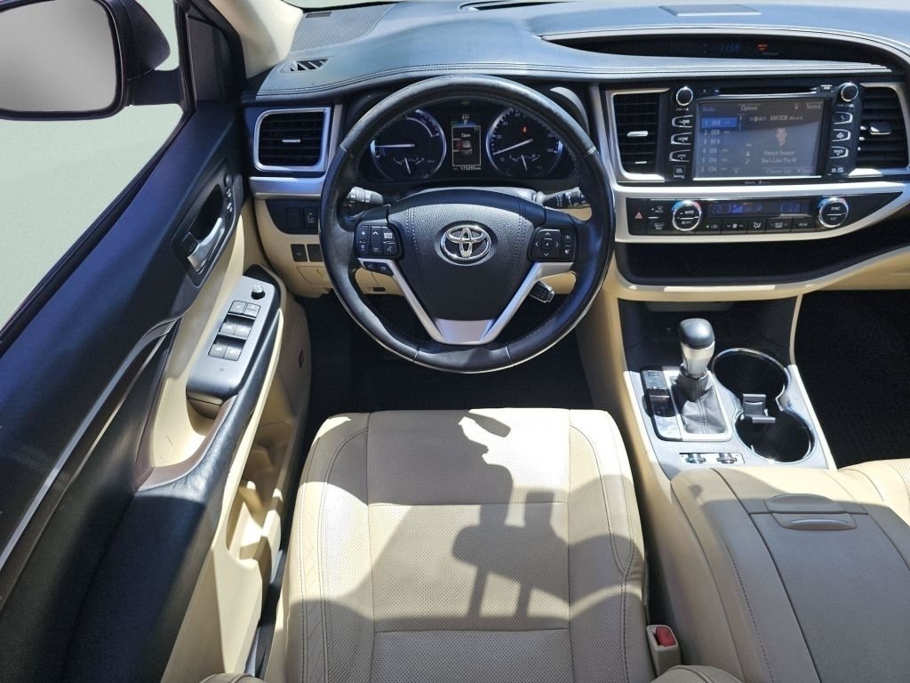 Used 2015 Mica Toyota Limited Platinum image 4