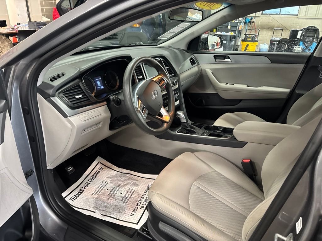 Used 2018 Gray Hyundai SE image 9