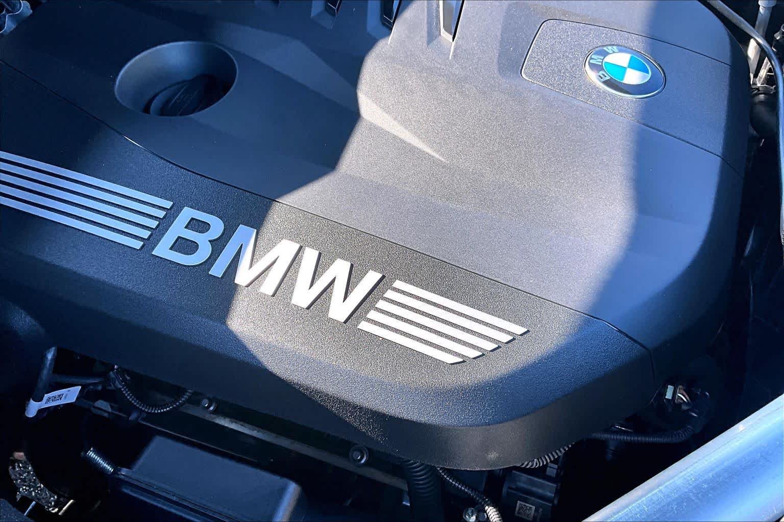 Used 2025 Black Sapphire Metallic BMW xDrive40i image 33