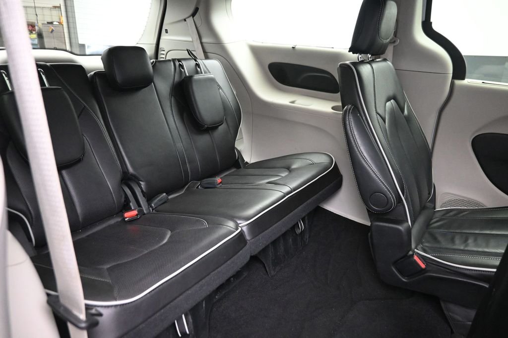 Used 2024 White Chrysler Limited image 11