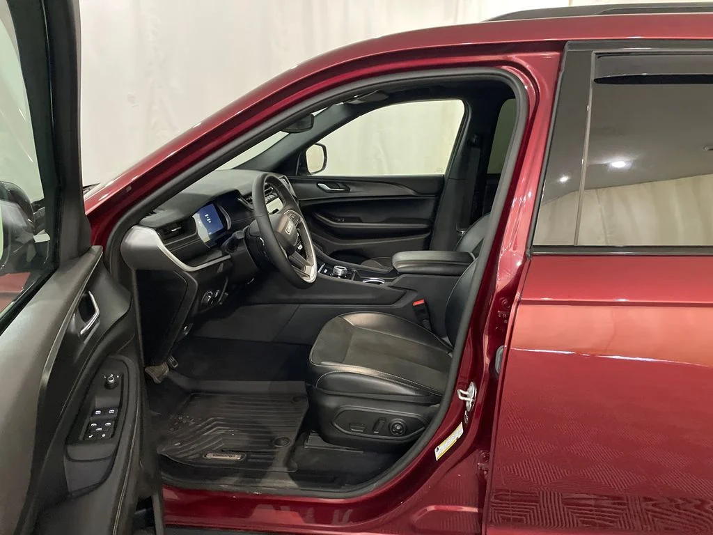 Used 2024 Velvet Red Pearlcoat Jeep Altitude X image 13