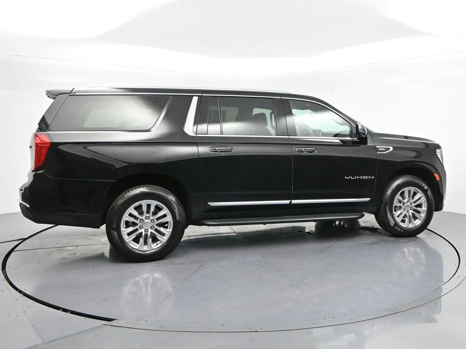 Used 2023 Onyx Black GMC SLT image 8