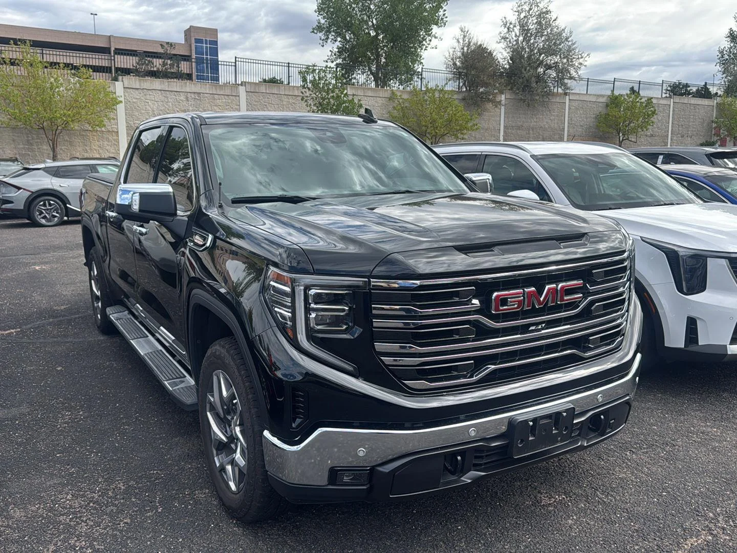 Used 2025 Onyx Black GMC SLT image 2