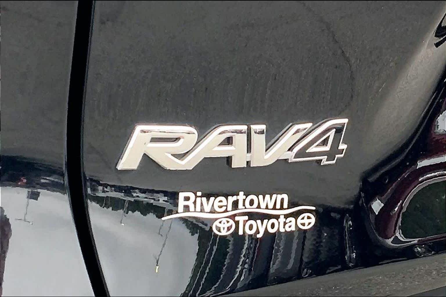 Used 2025 Midnight Black Metallic Toyota LE image 28