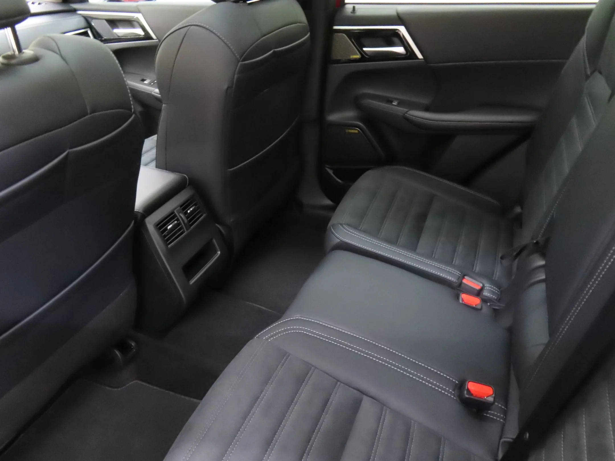 Used 2025 Red Mitsubishi SE image 23