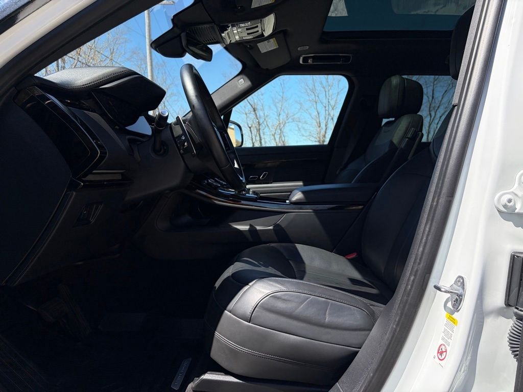 Used 2023 White Land Rover SE image 11