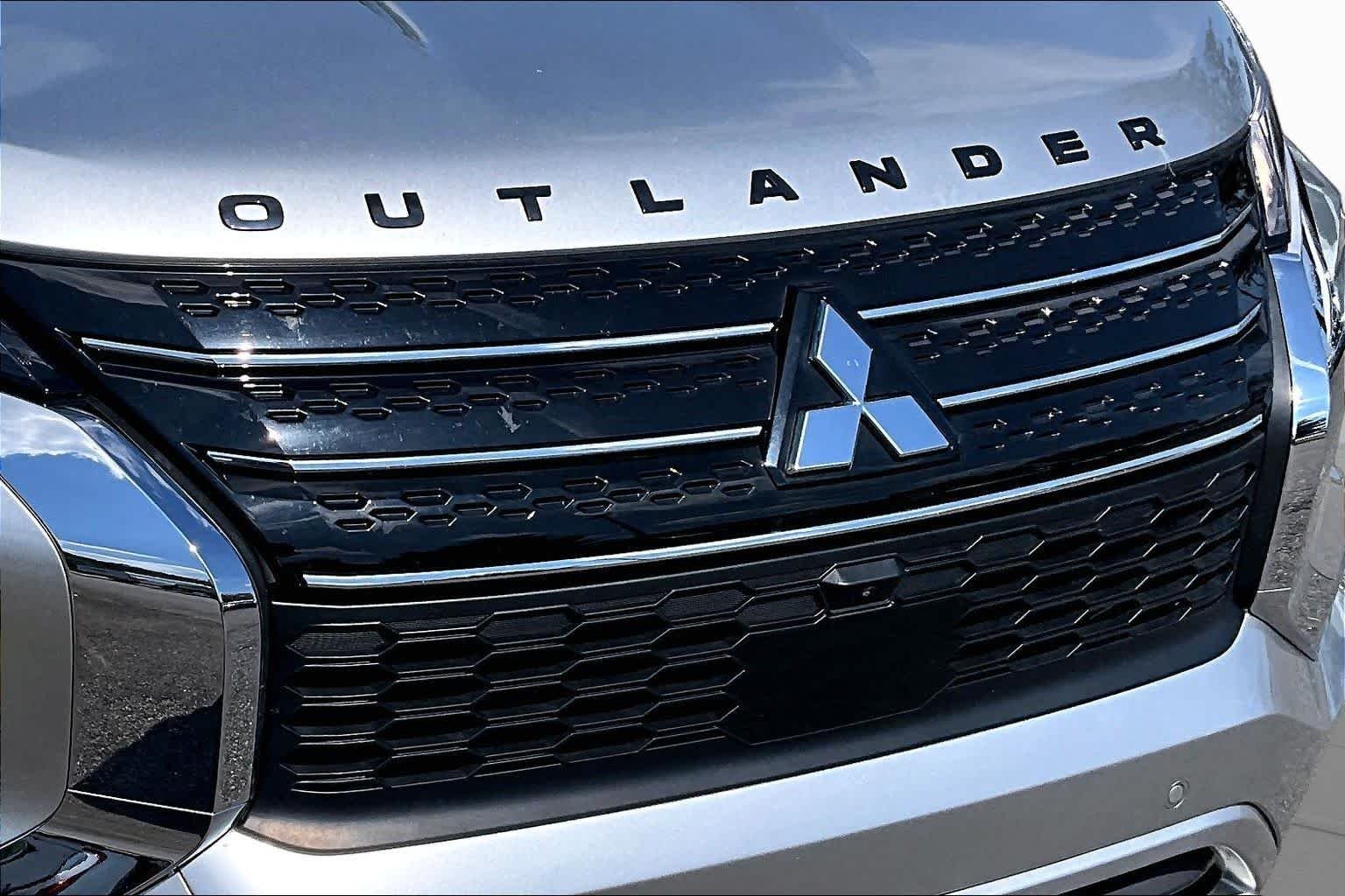 Used 2022 Alloy Silver Metallic Mitsubishi SE image 29