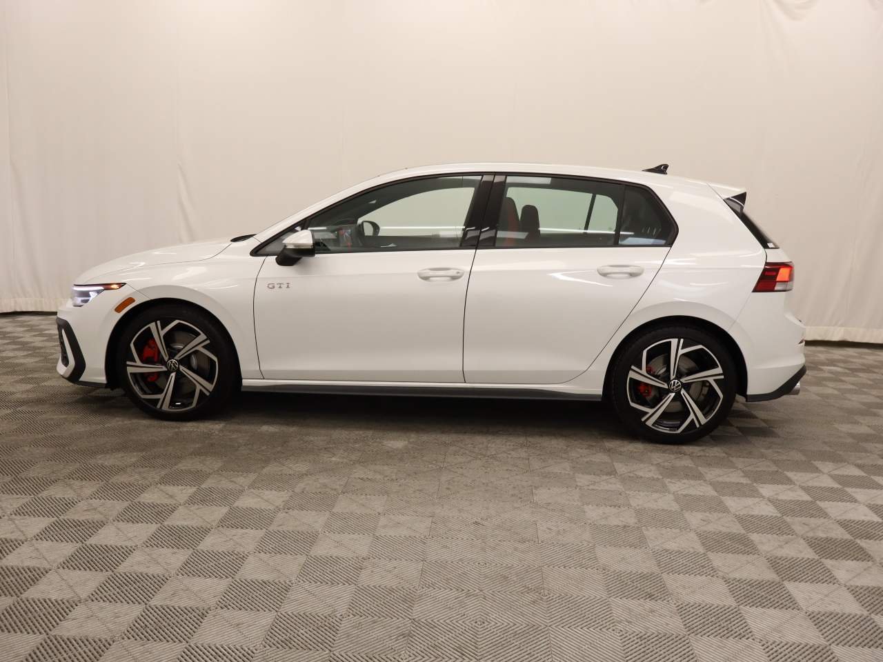 New 2026 Opal White Pearl Volkswagen SE image 2