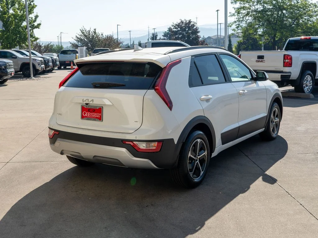 New 2026 Snow White Pearl Kia EX image 7