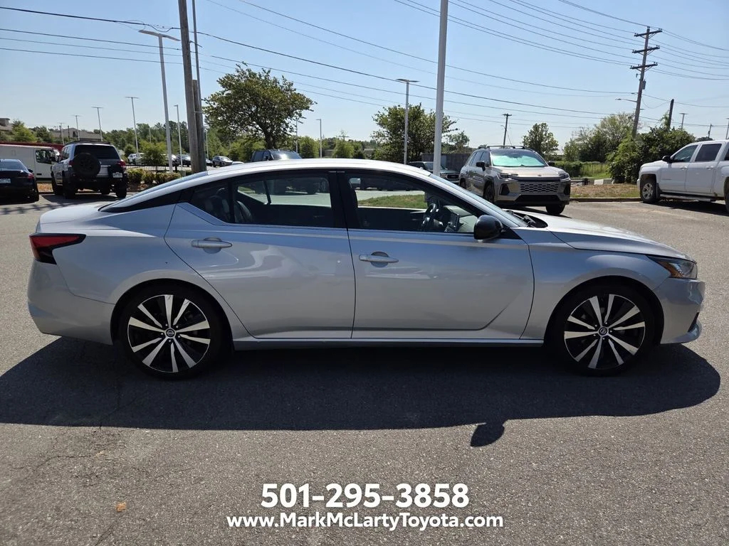 Used 2022 Silver Nissan 2.5 SR image 4